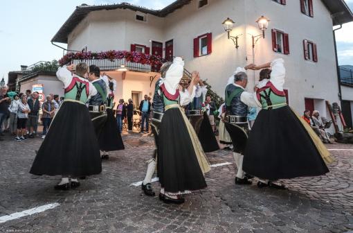 Volkstänzer abends