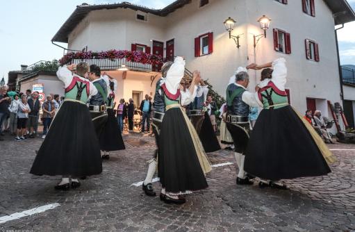 Volkstänzer abends
